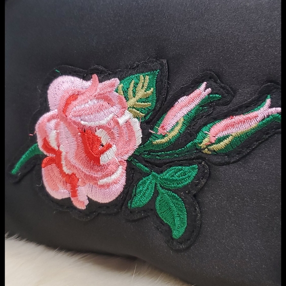 STEVE MADDEN Black rose embroidered wristlet NWOT - Picture 2 of 16